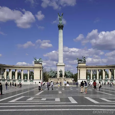 Hotel Ibis Heroes Square 3*