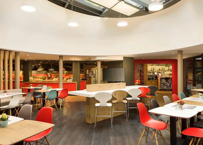 Ibis Heroes Square 3*