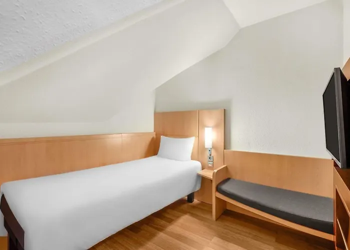 Hotel Ibis Heroes Square 3*